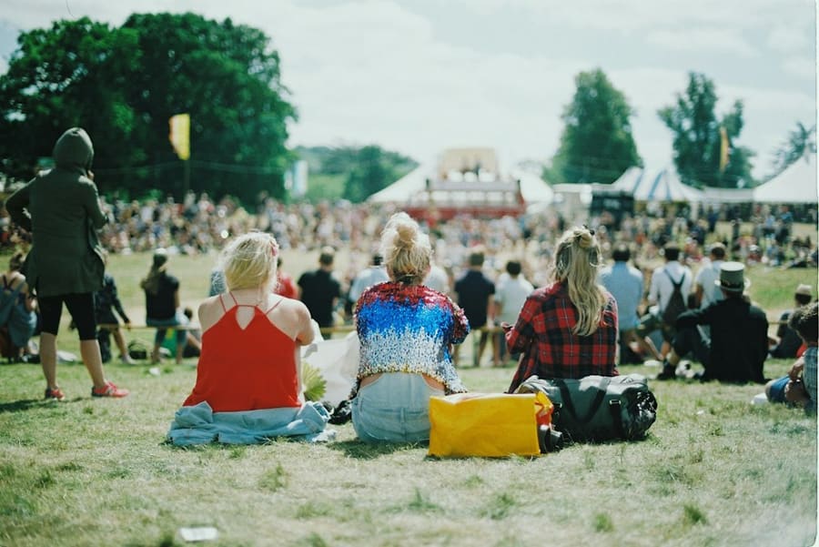 E-ink-aikataulutaulu festivaalialueella